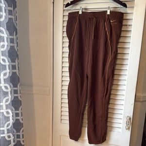 Nike Air Women's Standard Fit Mid Rise
Fleece Sweatpants